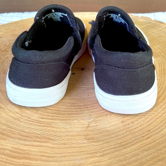 Black Canvas Boys  sneakers Excellent Used Condition size 9- Velcro closure! - Picture 3 of 6